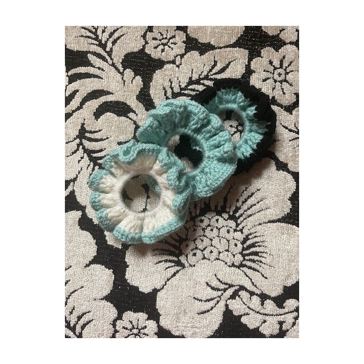 Ajoutez une touche artisanale et colorée à vos coiffures avec ce chouchou en crochet fait main