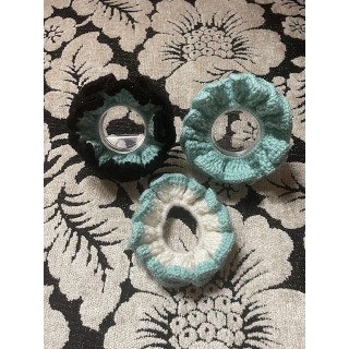 Ajoutez une touche artisanale et colorée à vos coiffures avec ce chouchou en crochet fait main
