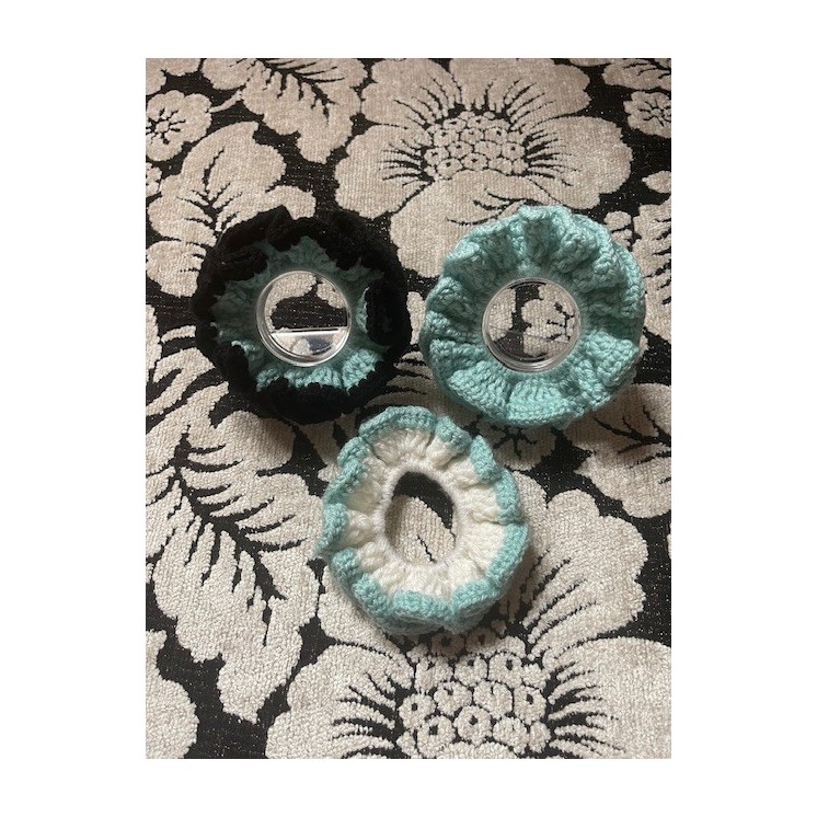 Ajoutez une touche artisanale et colorée à vos coiffures avec ce chouchou en crochet fait main